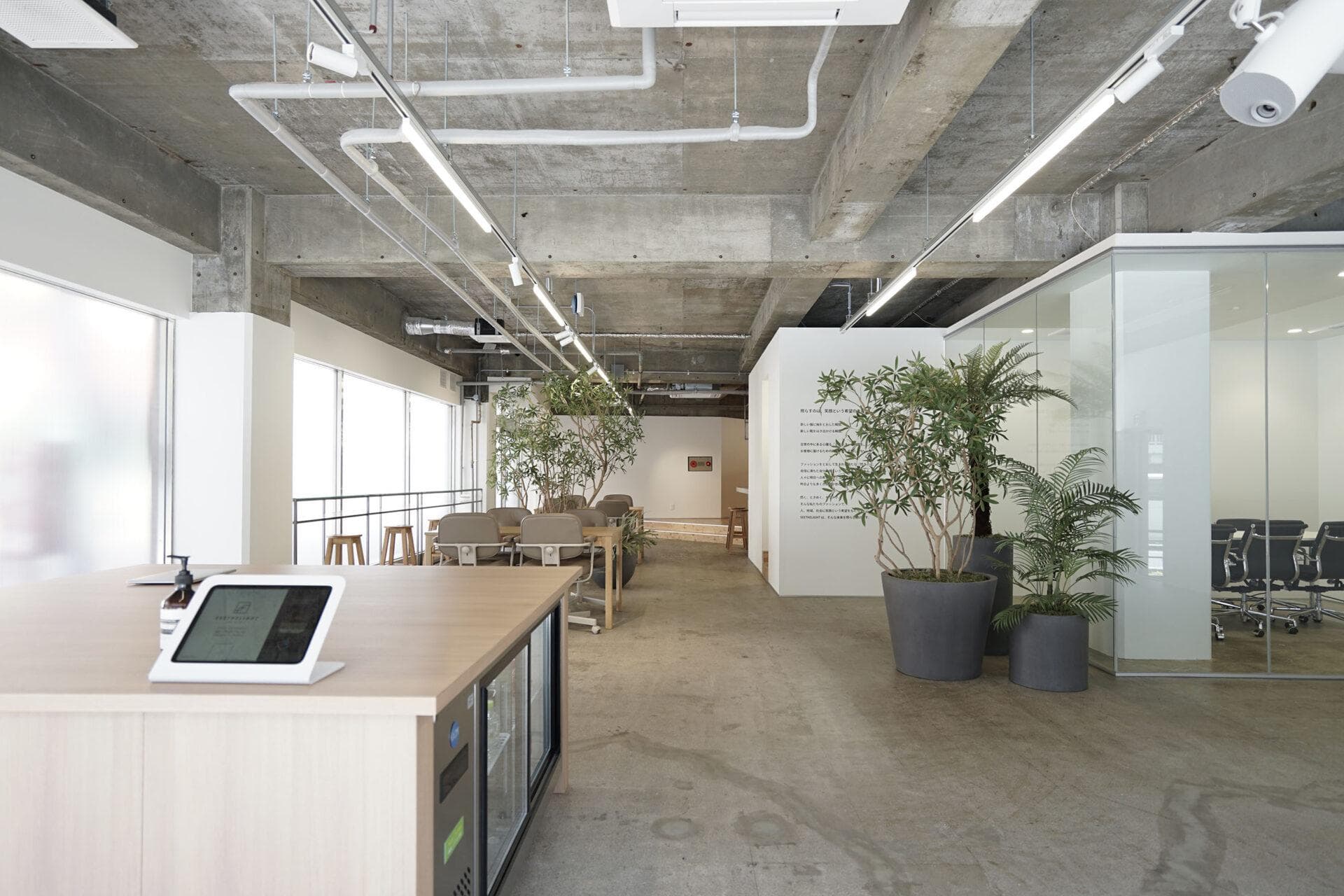 街並みに溶け込みながら、淡い光に包まれるアパレル企業のオフィスデザイン