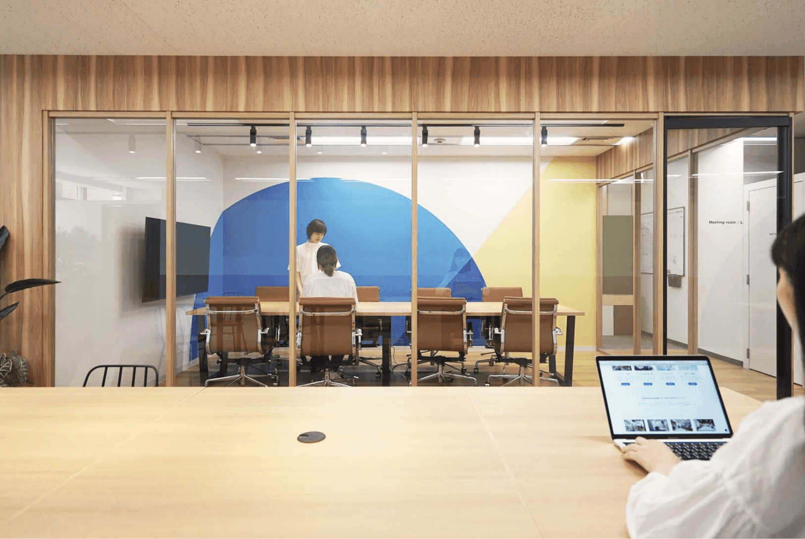 理念に基づいた色と形を再定義した、眼科医療機器専門商社のリブランディング