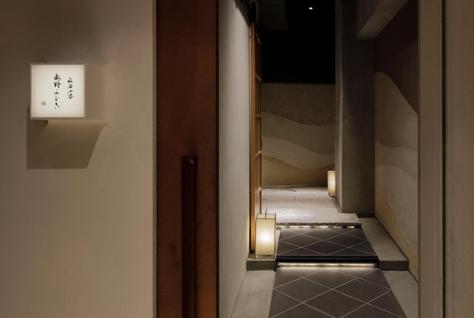 高さ５mを超える地下空間に但む江戸前鮨店