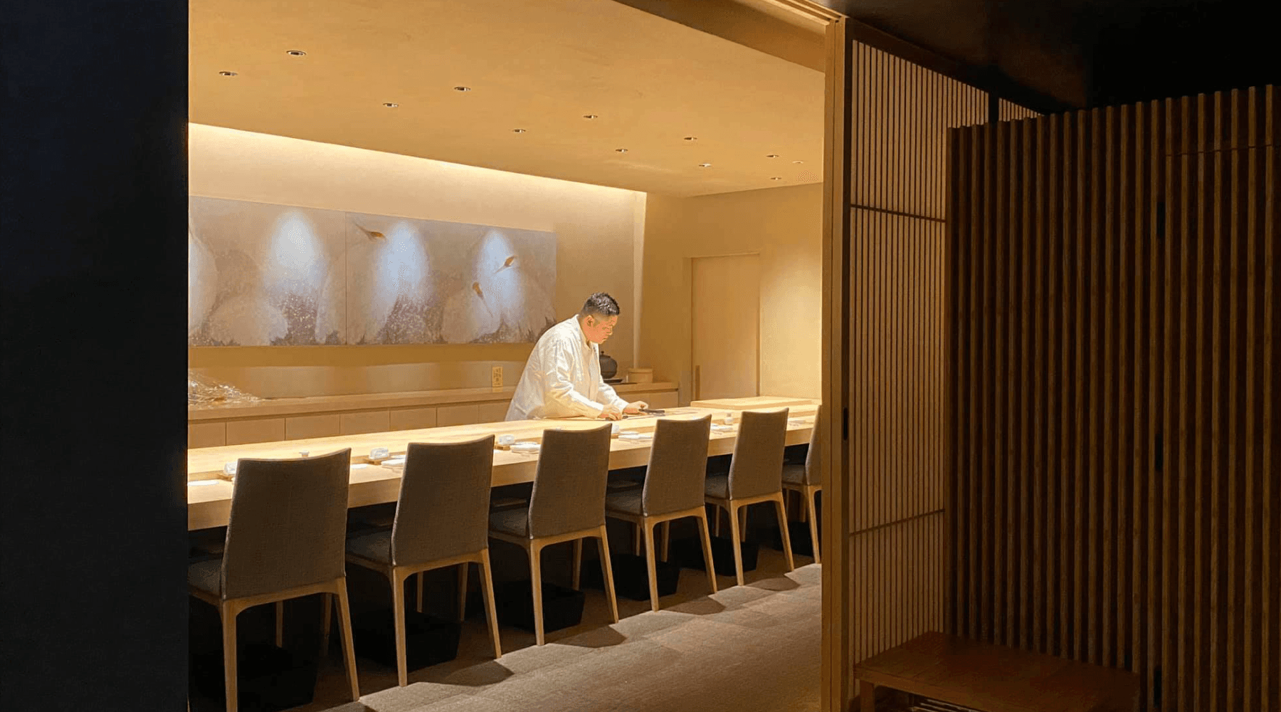 高さ５mを超える地下空間に但む江戸前鮨店