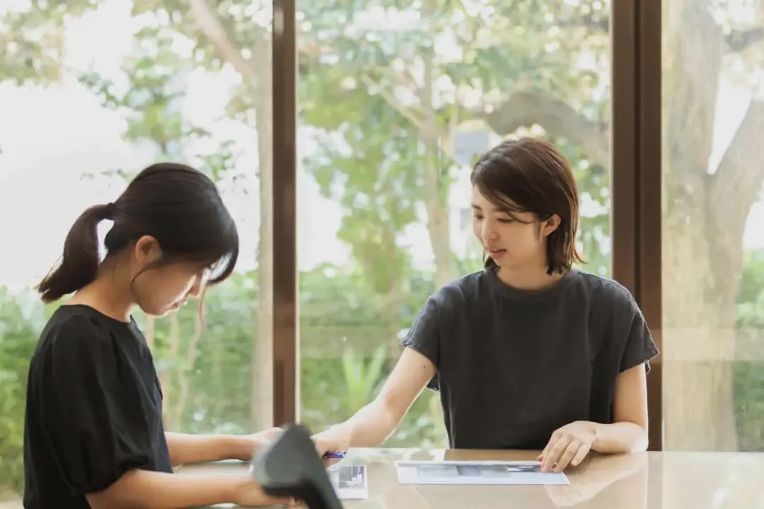 オフィスでスタッフが働く様子